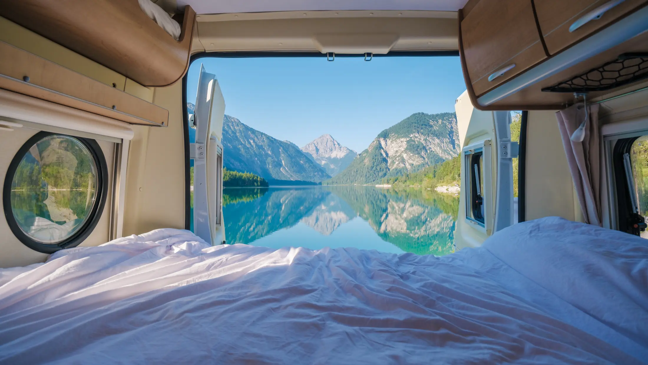 embracing-nature-beauty-from-a-cozy-camper-van-in-2026-01-07-00-16-56-utc (1)