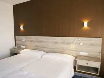 Gelbe Wand & Mintgrün → Holzoptik