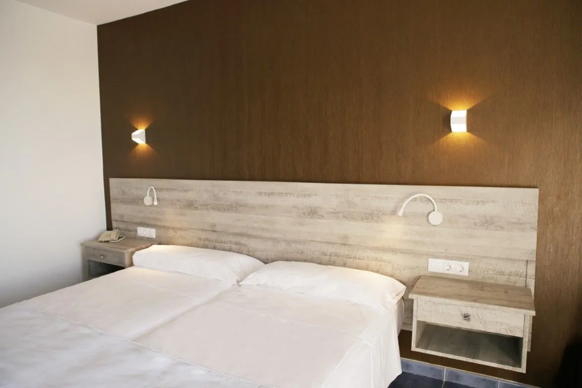 Nachher: Gelbe Wand & Mintgrün → Holzoptik