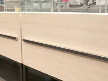 Grauer Tresen → helle Holzoptik