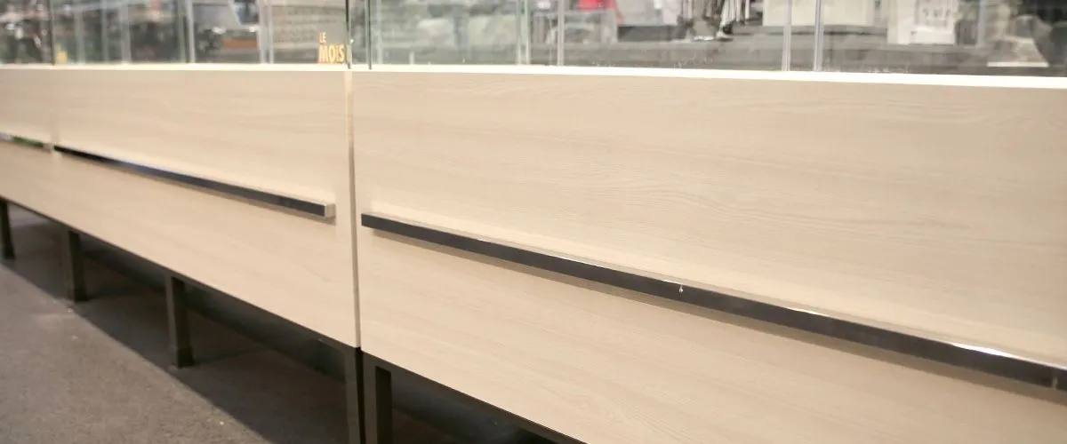 Nachher: Grauer Tresen → helle Holzoptik