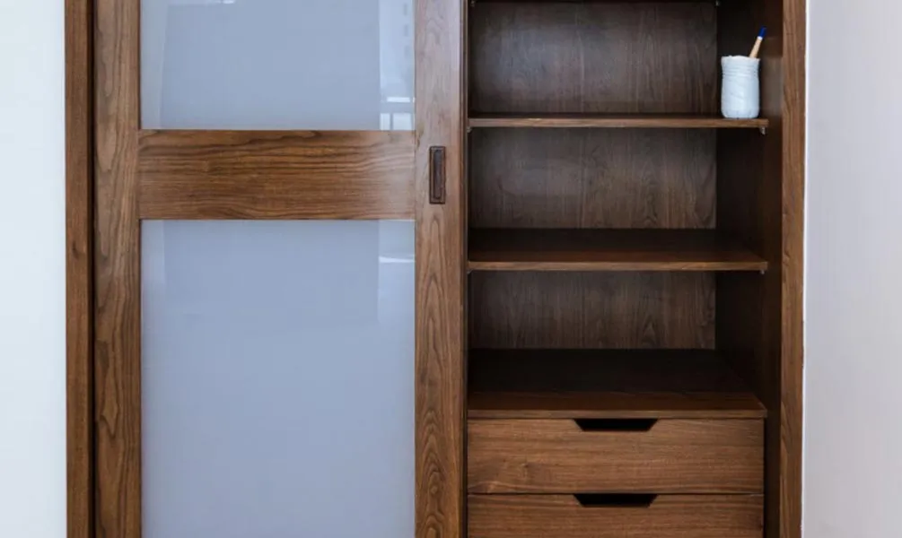 Vorher: Dunkles Holz & Glas → helles Holzdekor