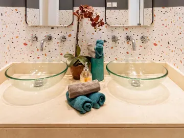 Braune Fliesen → Terrazzo-Optik