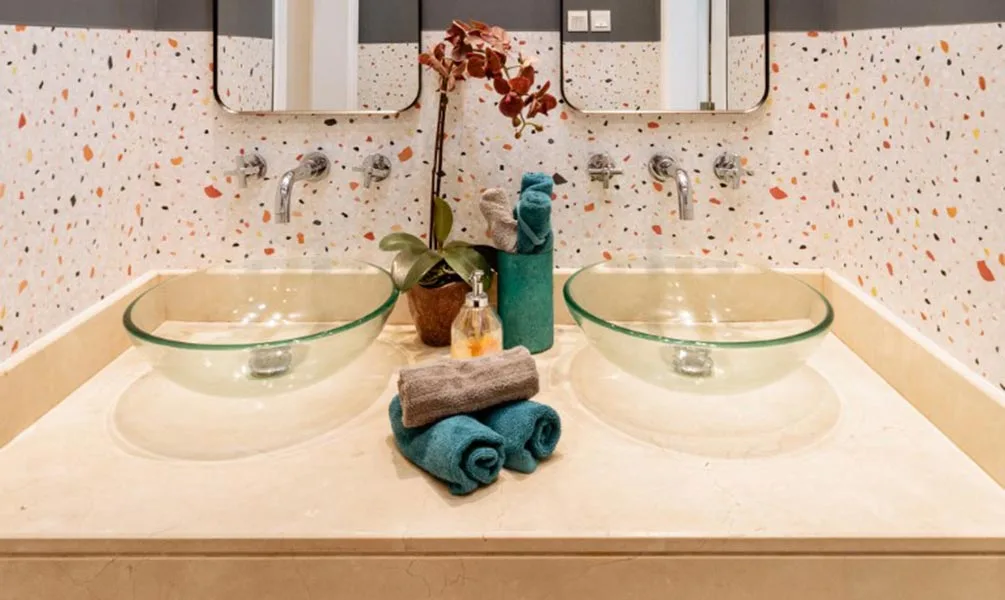 Nachher: Braune Fliesen → Terrazzo-Optik