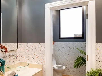 Braune Fliesen → Terrazzo & Anthrazit