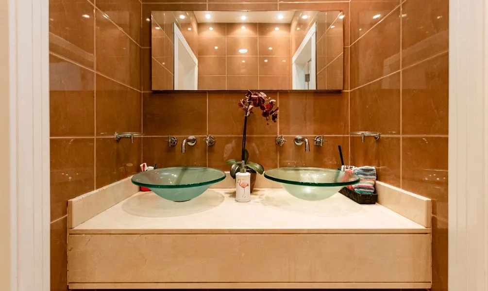 Vorher: Braune Fliesen → Terrazzo-Optik