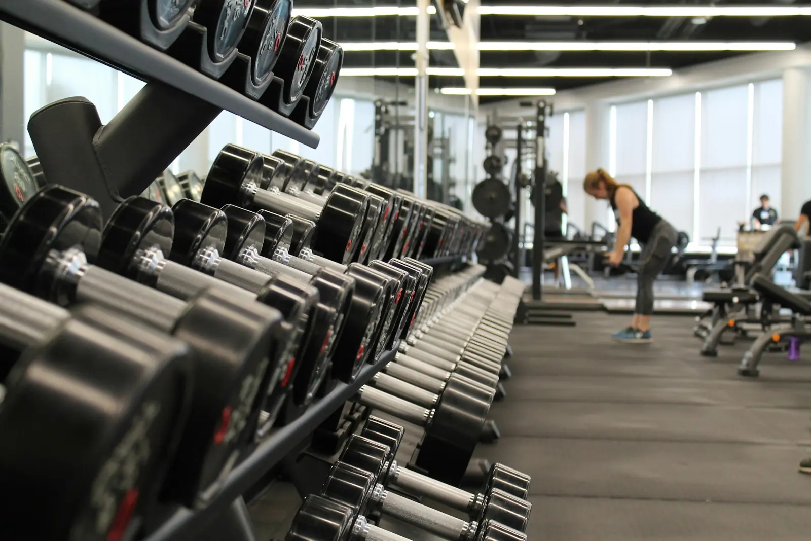 Fitnessstudio mit Hanteln