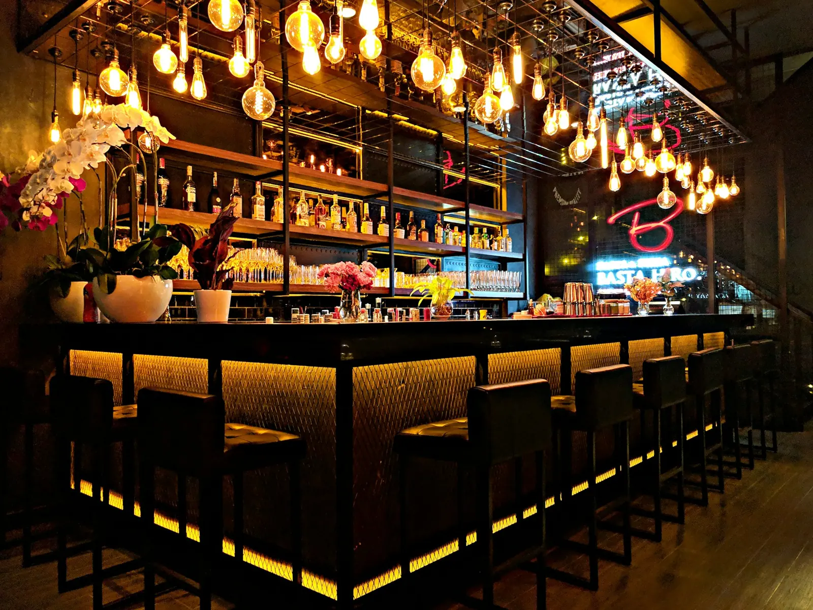 Bar mit beleuchteter Theke
