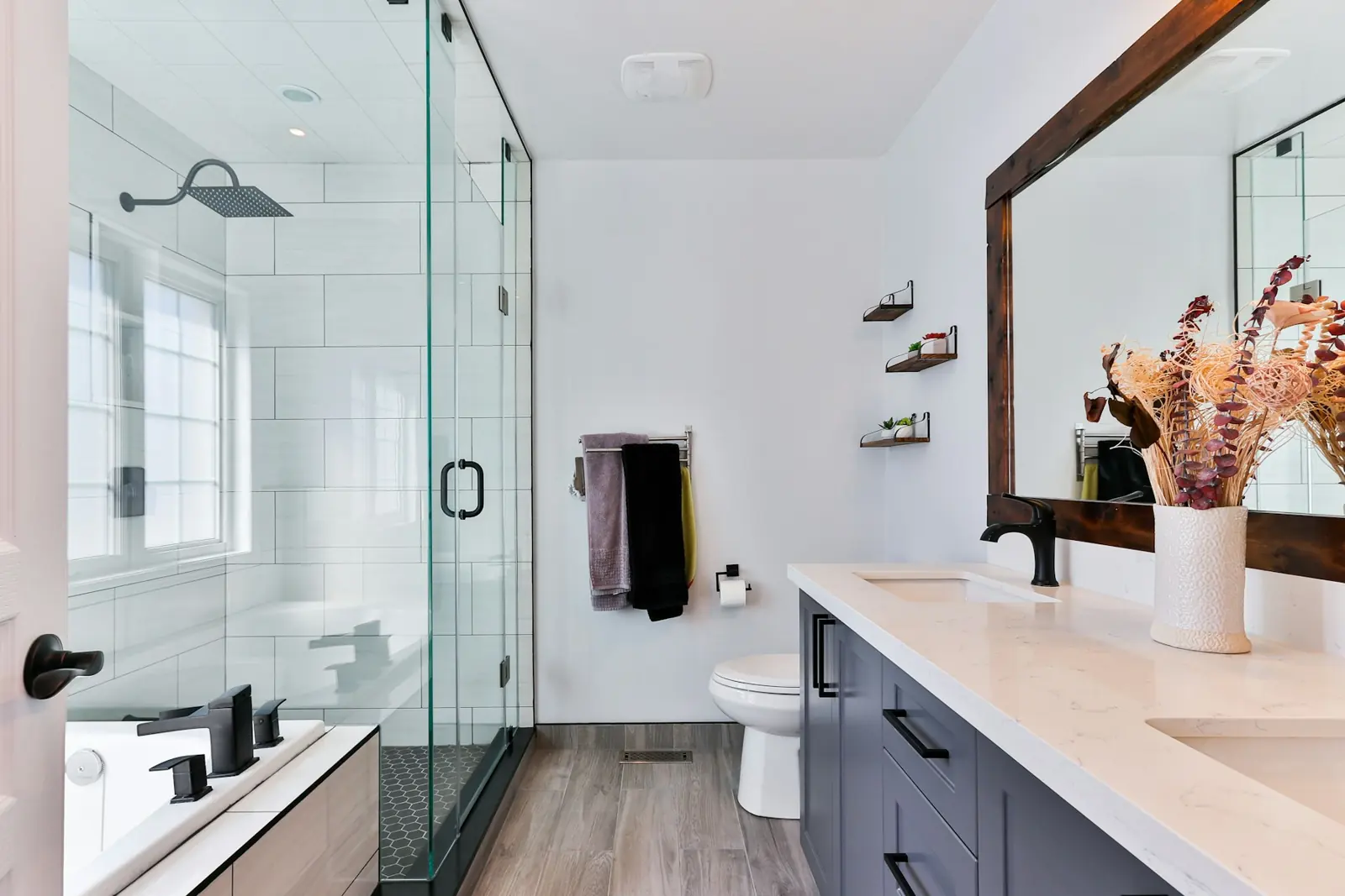 Badezimmer mit Glasdusche und Milchglasfolie