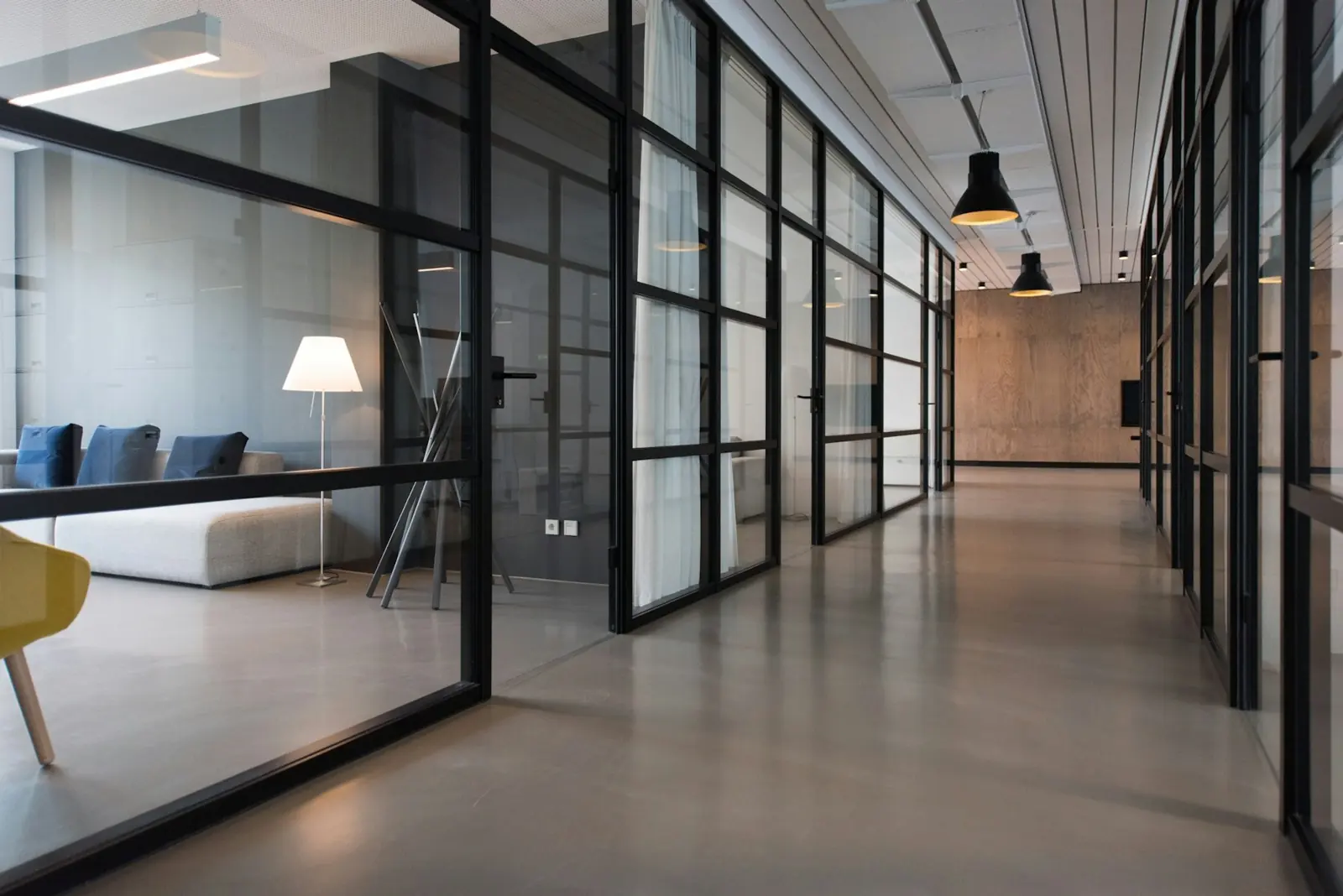 Büro mit Glastrennwänden und Glasfolierung
