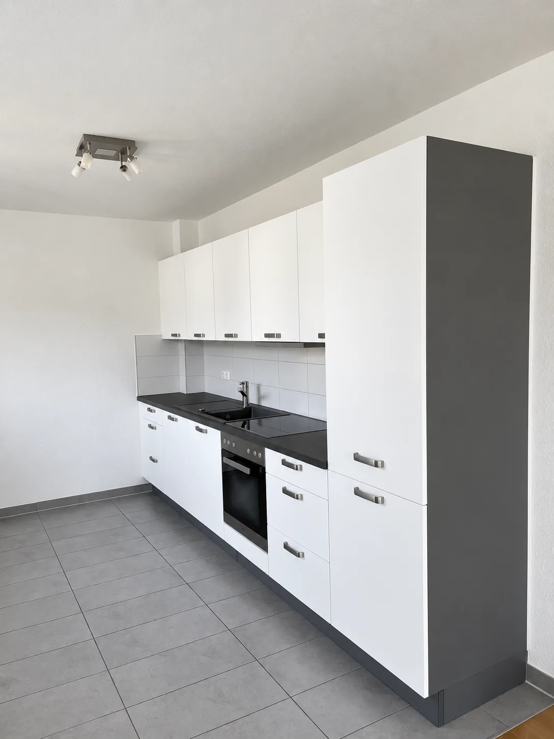 Küchenzeile mit Hochschrank nach der Folierung