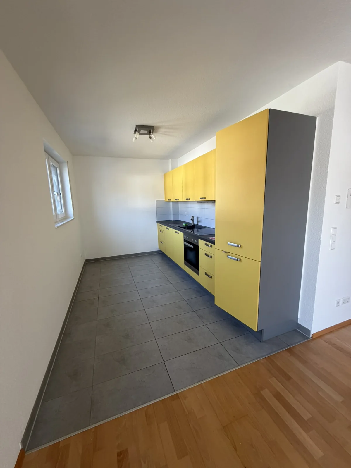 Küchenzeile mit Hochschrank vor der Folierung