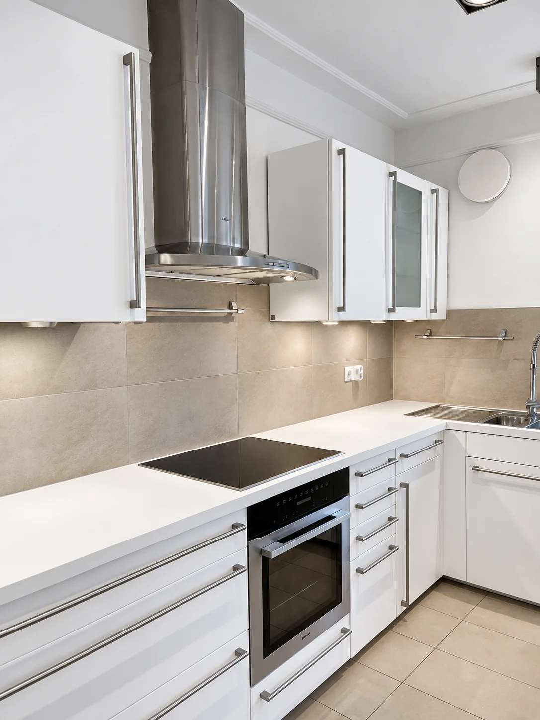 L-Küche mit Hochschrank nach der Folierung