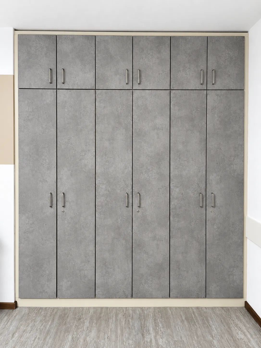 Einbauschrank nach der Folierung