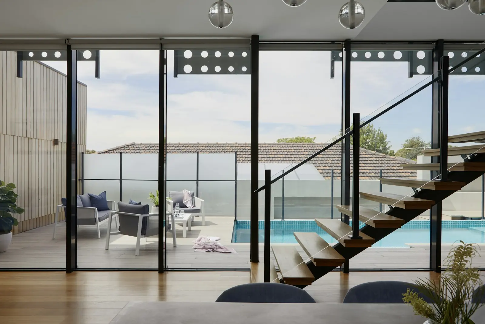 Moderne Treppe mit Glasgeländer