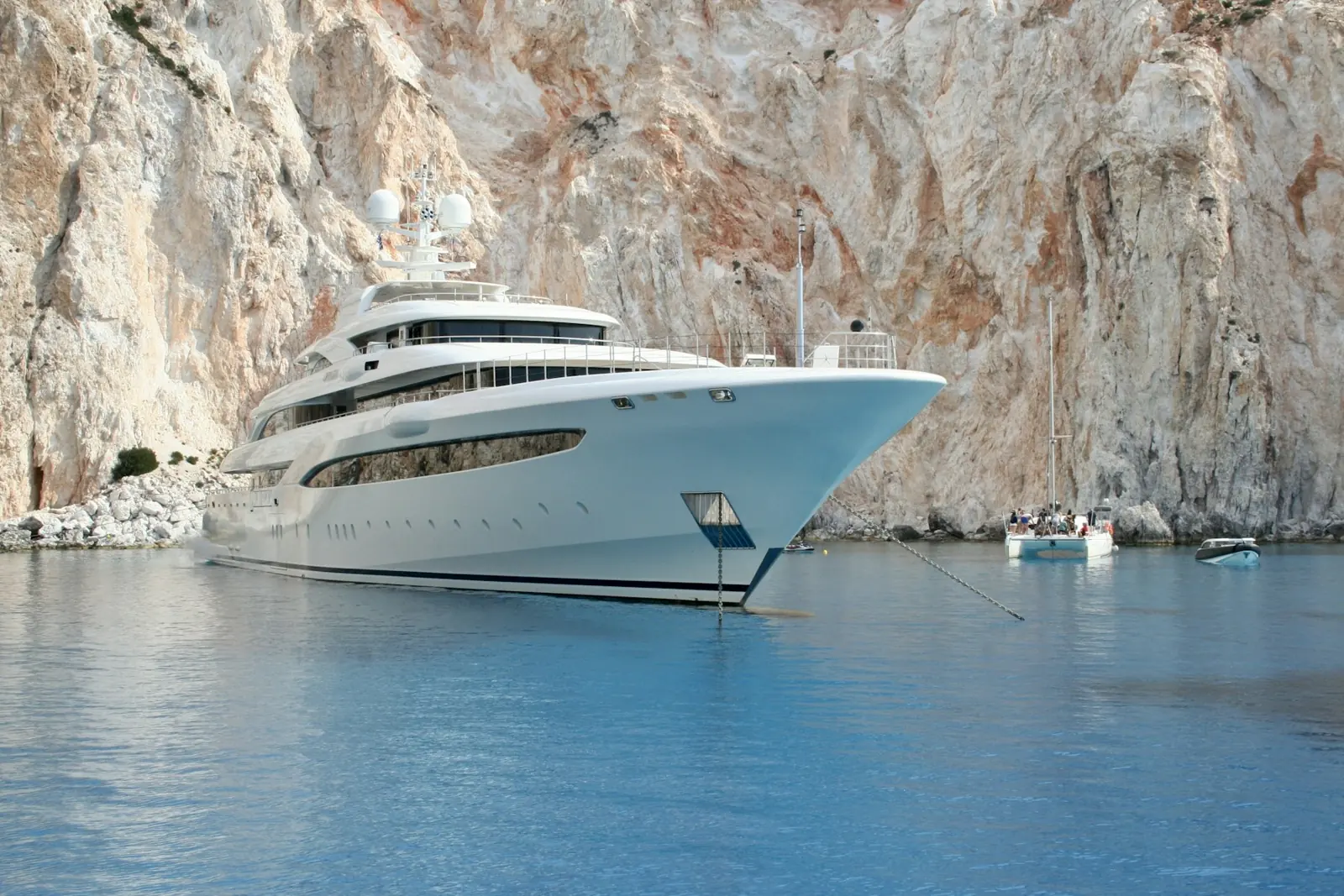 Yacht vor Felsküste